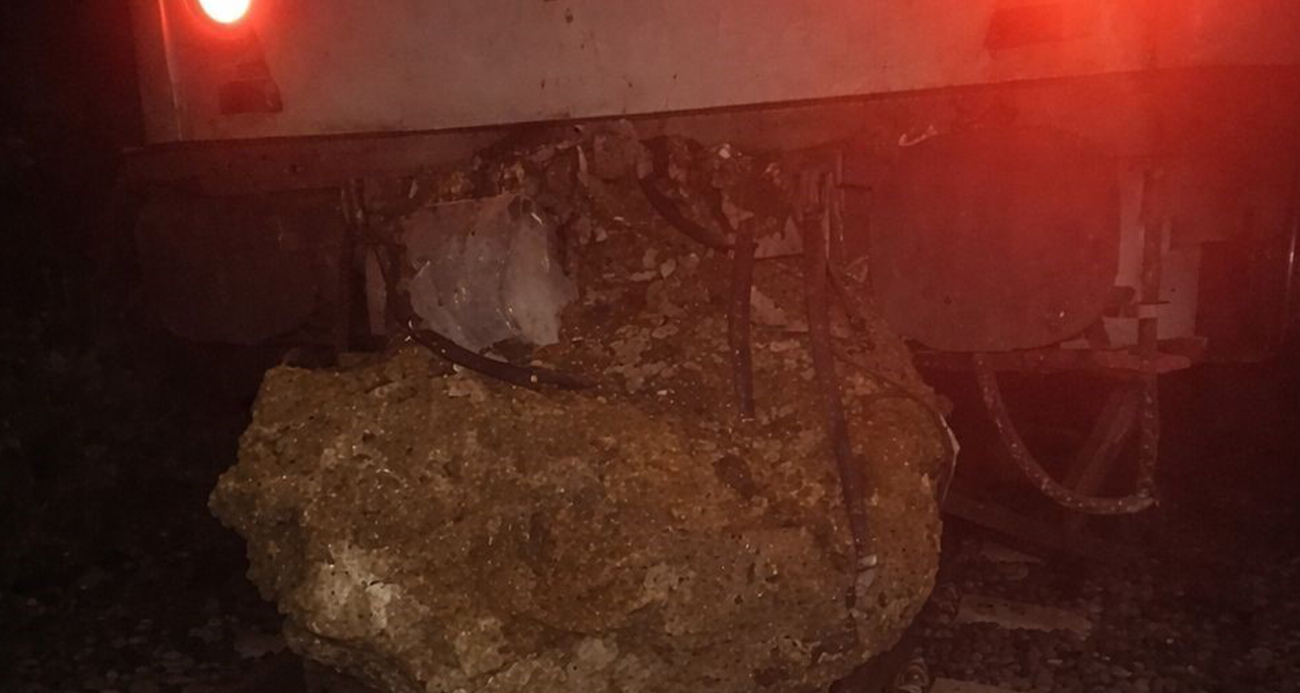 Düşen kaya treni raydan çıkardı, yolcular otobüslerle nakledildi
