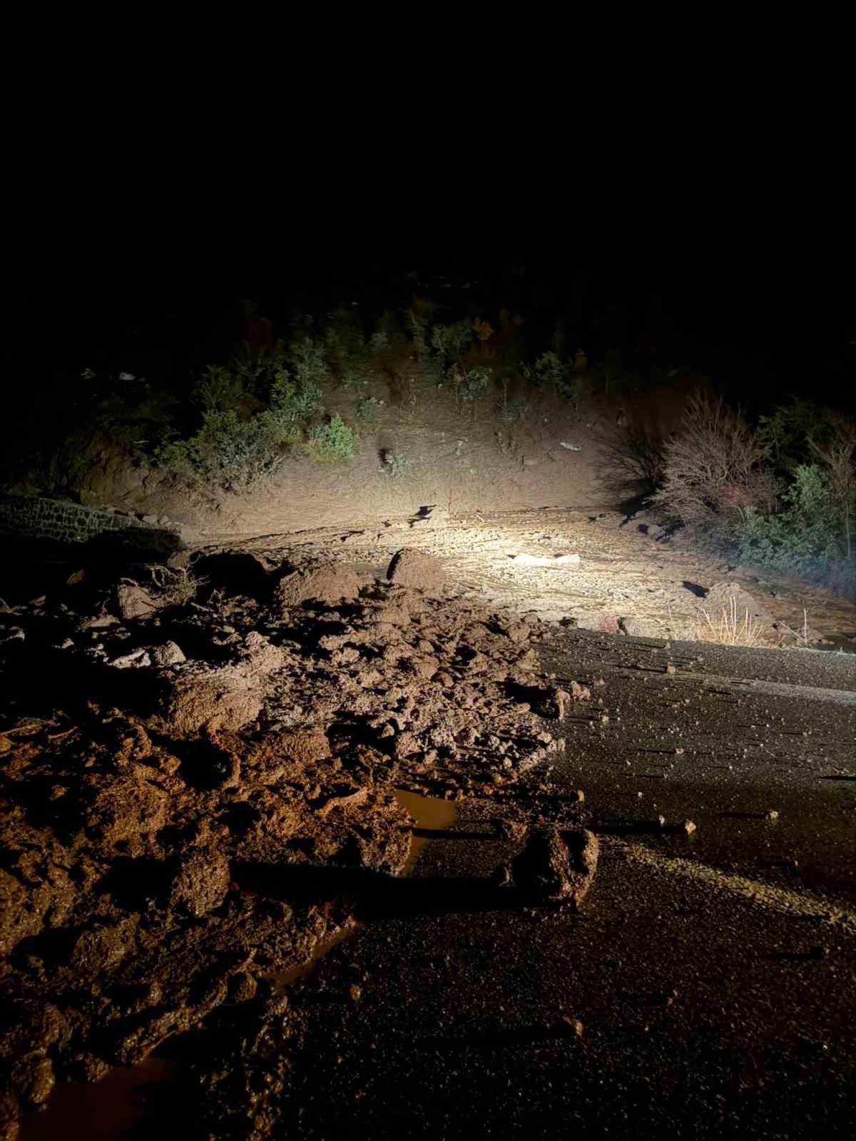 Bolu’da yol heyelan nedeniyle ulaşıma kapandı