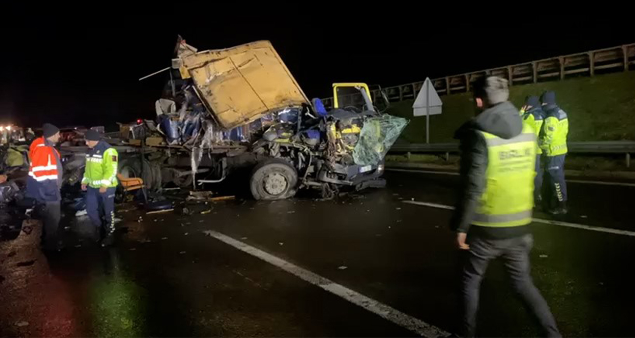 TEM’de mobilya yüklü kamyon ile tır çarpıştı: 1 yaralı