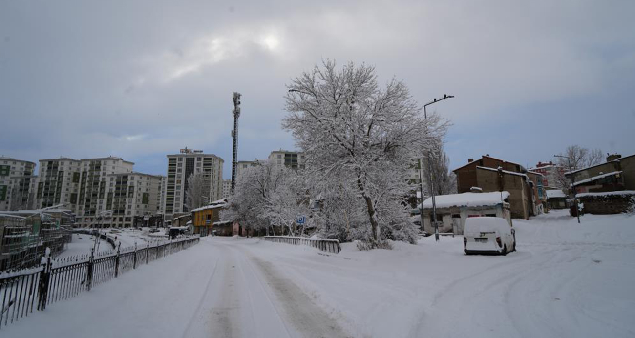 Erzurum yine beyaza büründü: 775 köy yolu ulaşıma kapandı