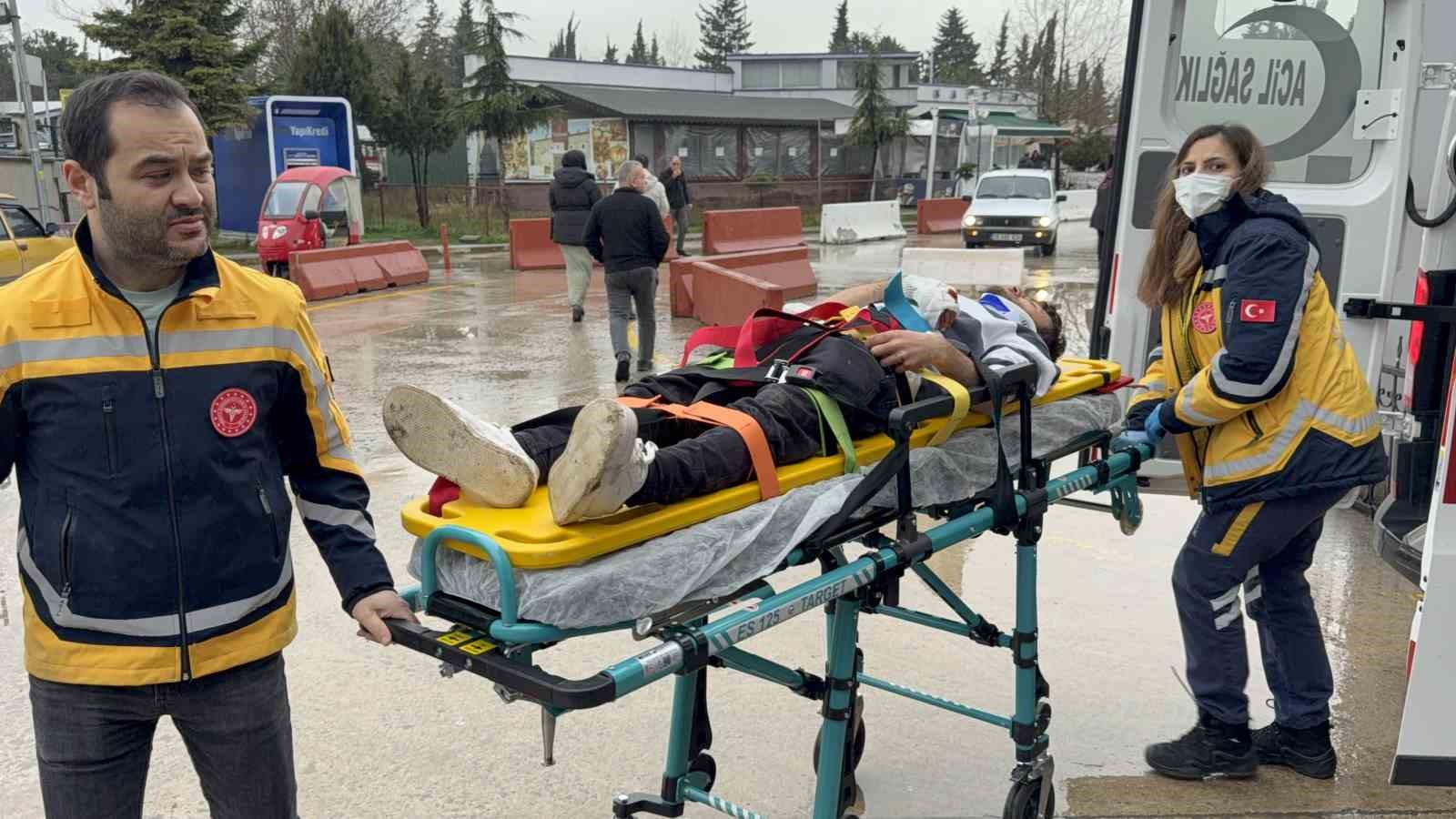 Babasını ameliyata götürürken yaptığı kazada oğlu yaralandı