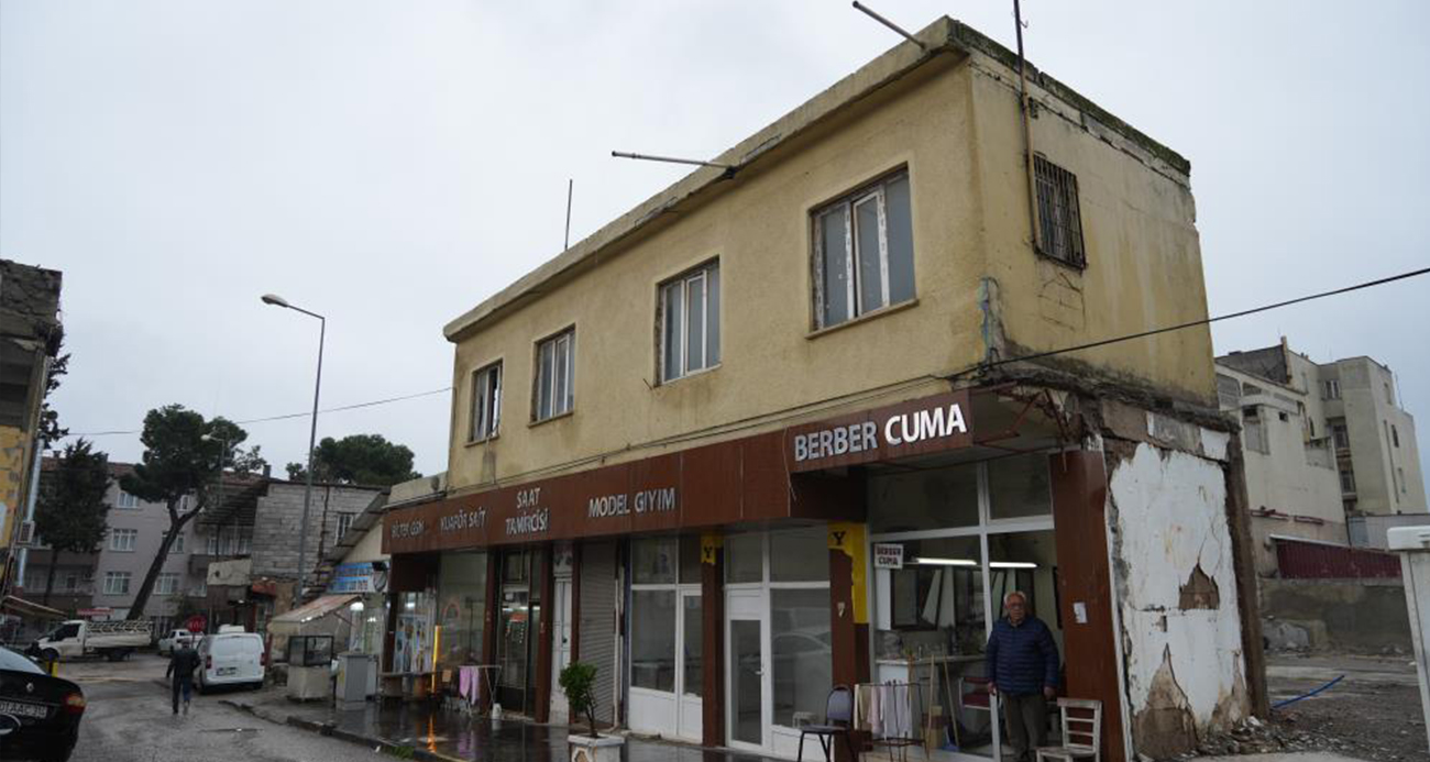 Asrın felaketi meslek aşkını yıkamadı: 50 yıllık berber, hasarlı dükkanını terk etmedi