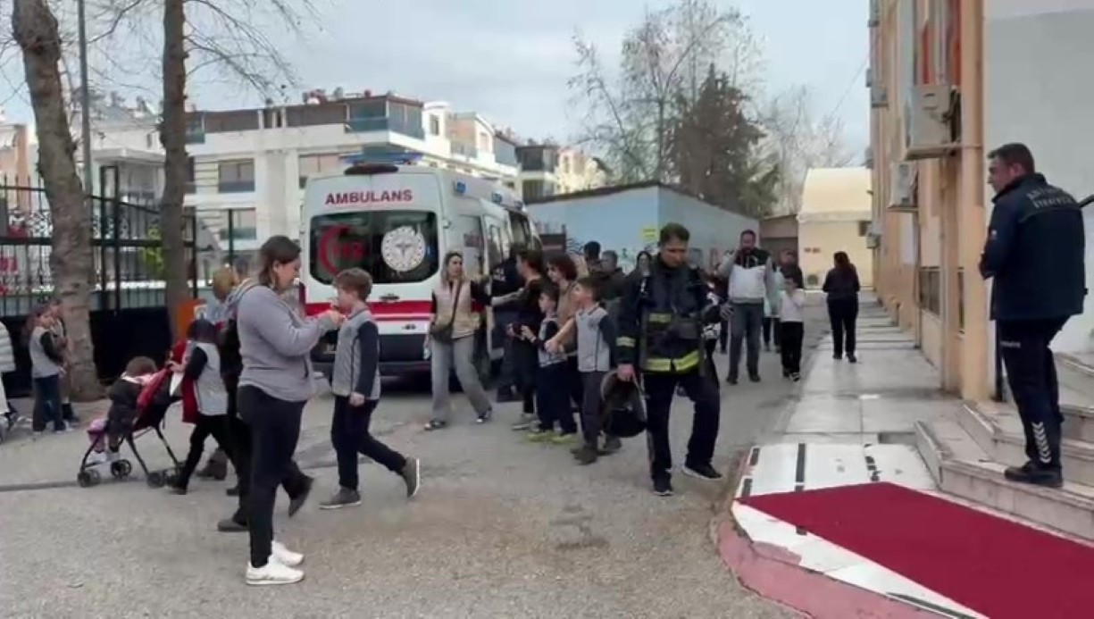 Antalya’da ilkokulda yangın çıktı, öğrenciler tahliye edildi