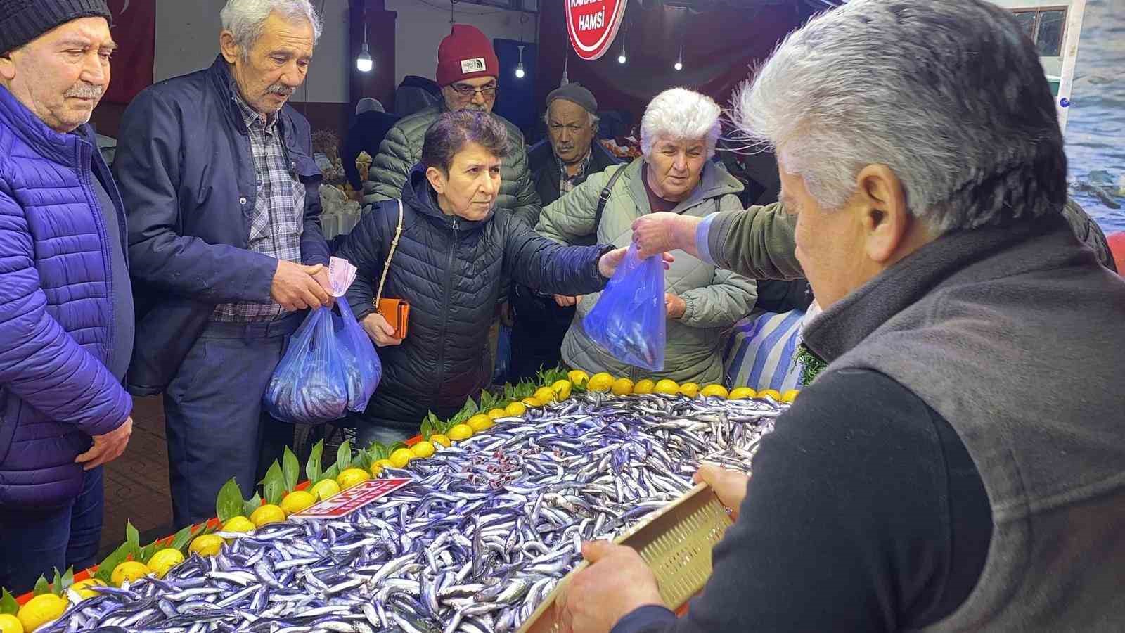 Bolu’da balık tezgahlarında hamsi bolluğu
