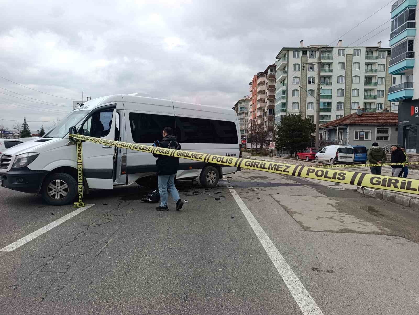 Minibüsün altına giren motosikletin sürücüsü ağır yaralandı