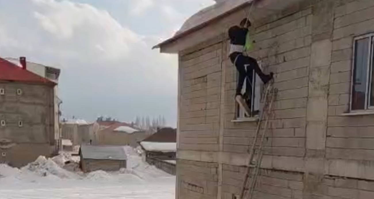 Yüksekova’da yürekleri ağza getiren kaza: Çatıda asılı kalan vatandaş kurtarıldı