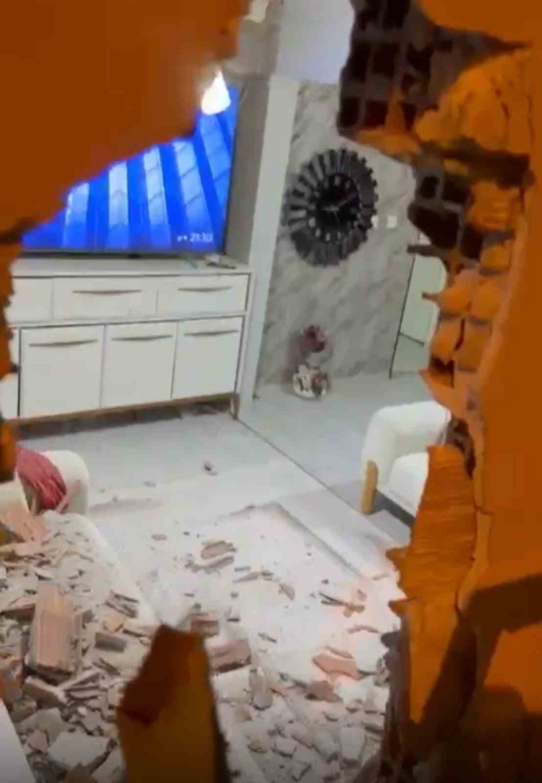 Evinde otururken kamyonetin çarptığı duvarın altında kalarak yaralandı