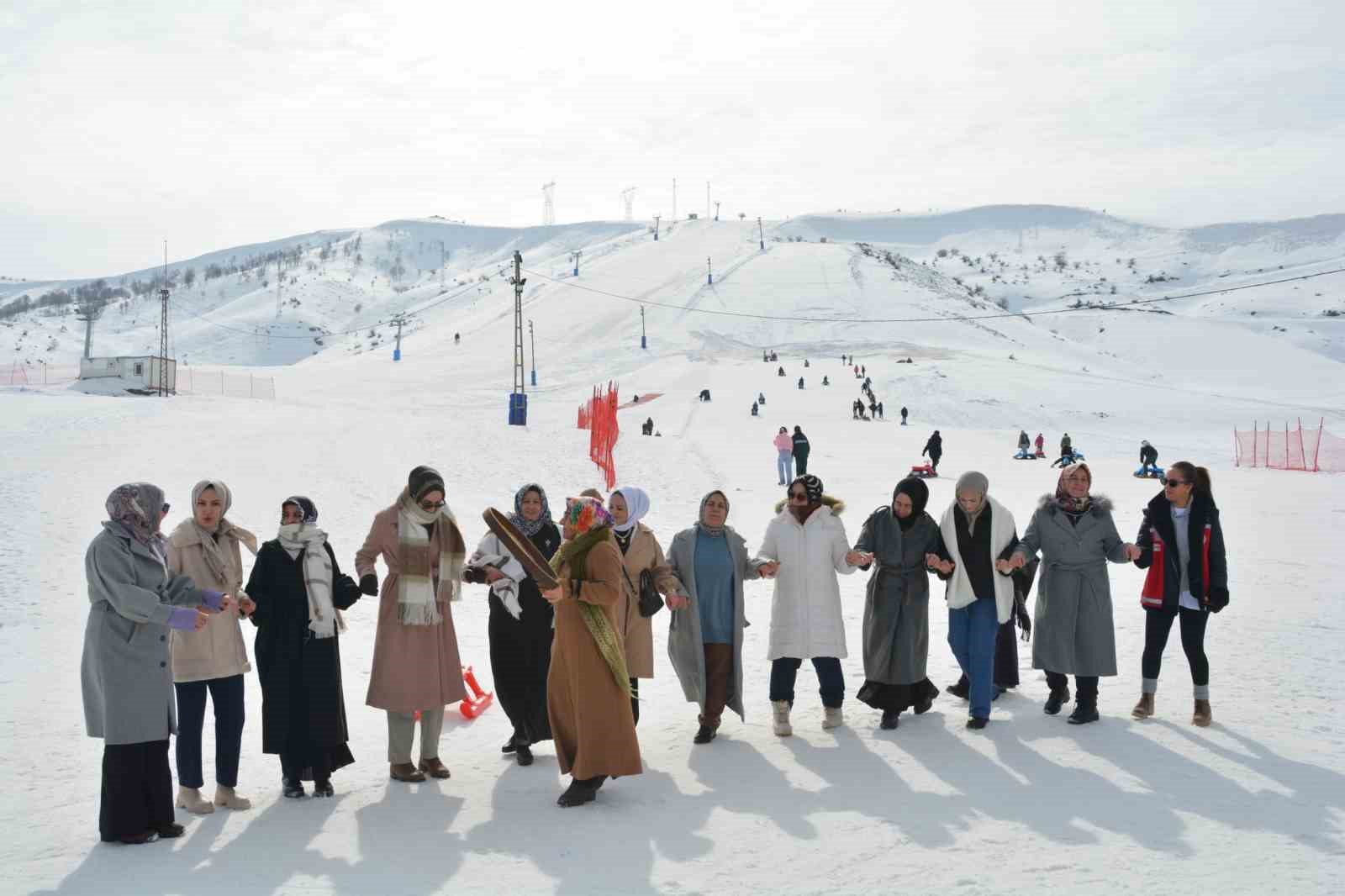 Kursiyer kadınlar kızakla kayıp halay çekmenin keyfini çıkardı