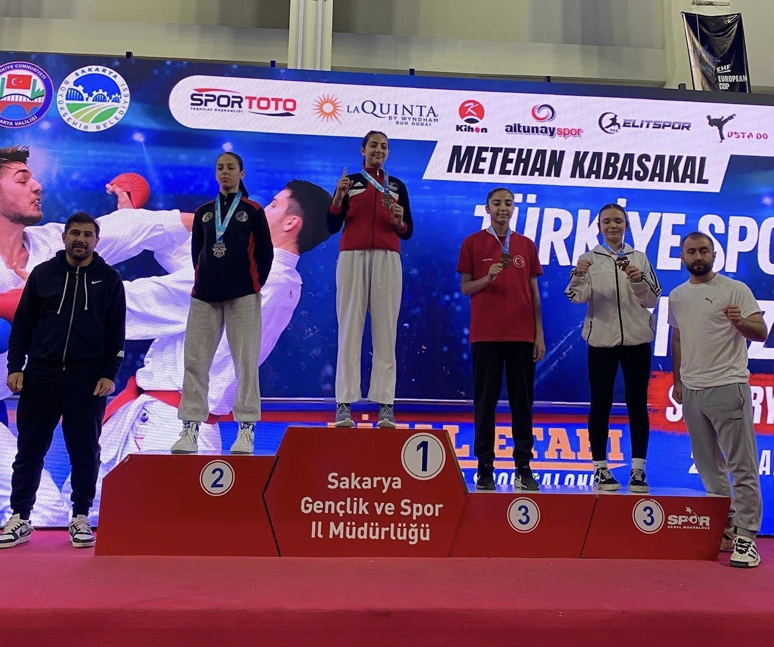 Kayserili karateciler Sakarya’dan madalyalar ile döndü