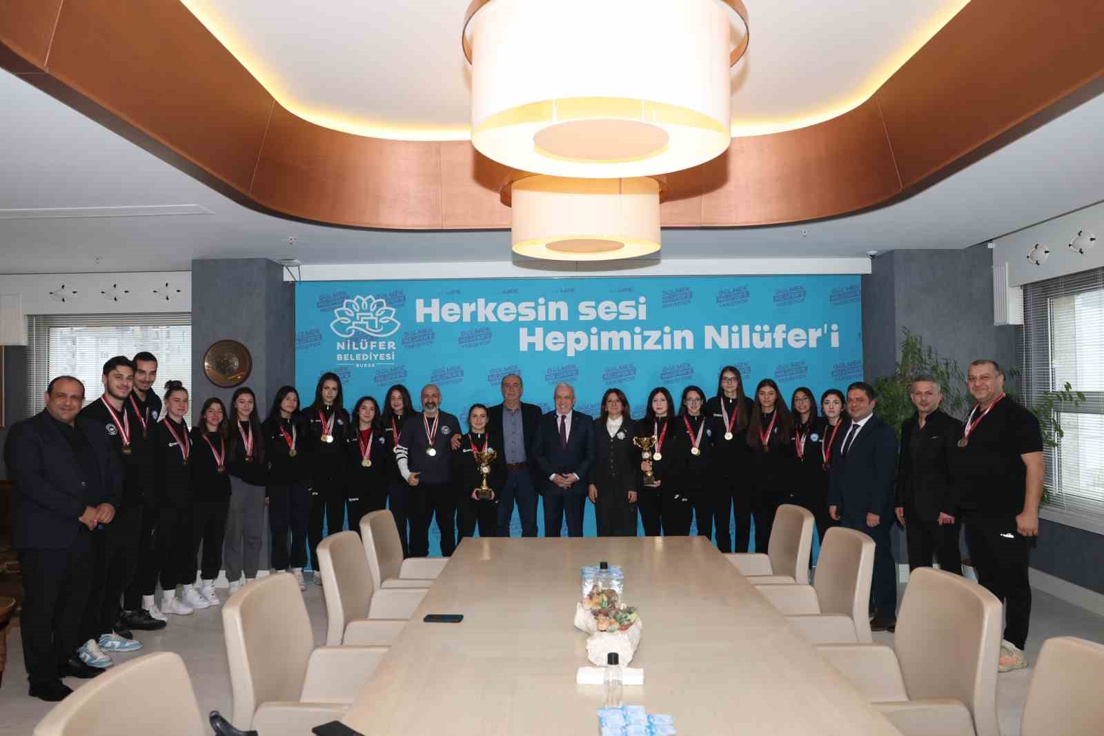Nilüfer’in şampiyon kızları kupaları Başkan Şadi Özdemir’e getirdi