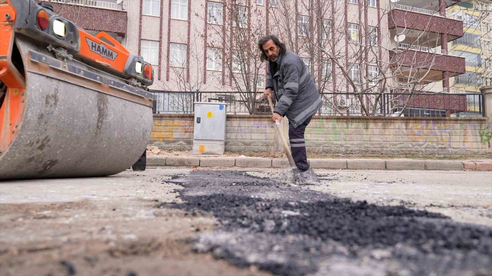 Elazığ’da asfalt yama uygulaması sürüyor