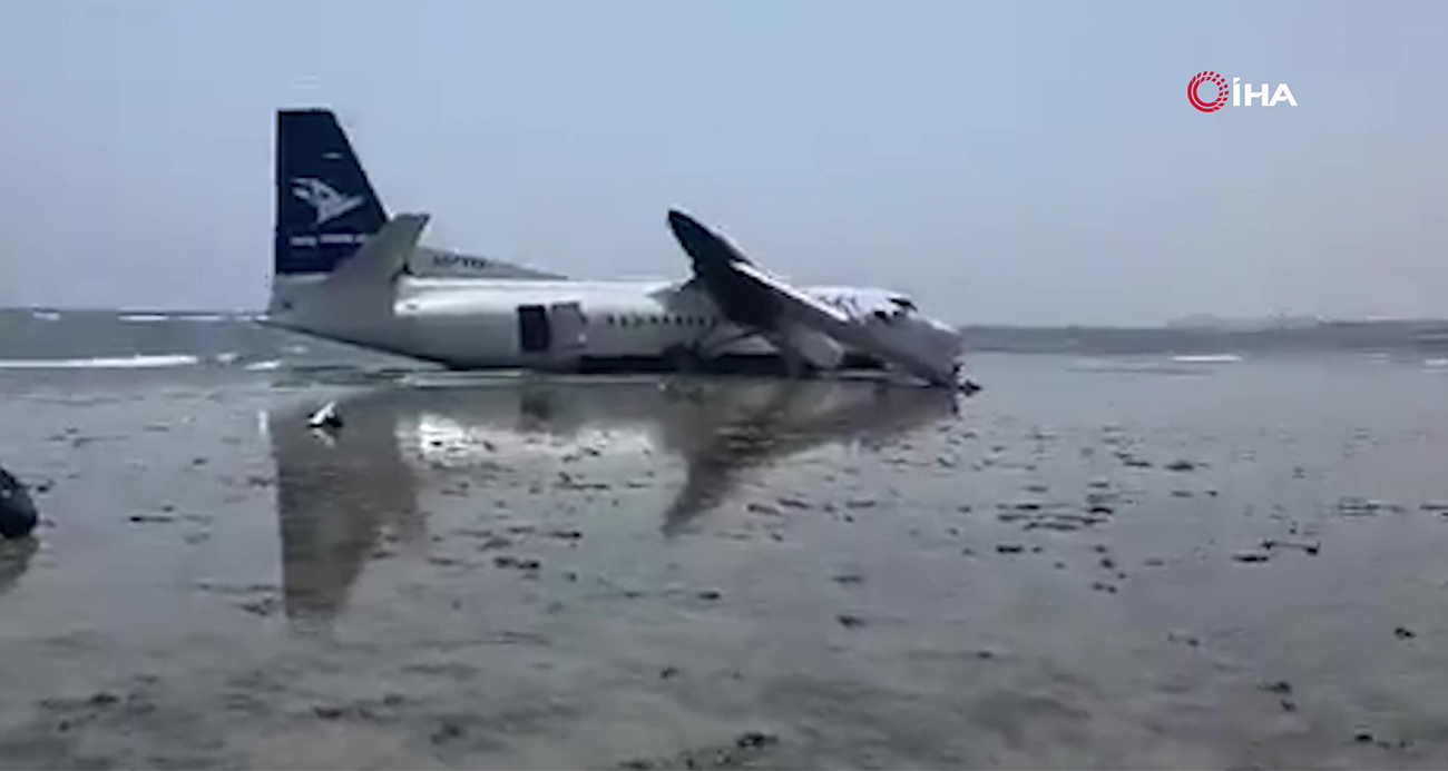 Somali'de yolcu uçağı Hint Okyanusuna acil iniş yaptı