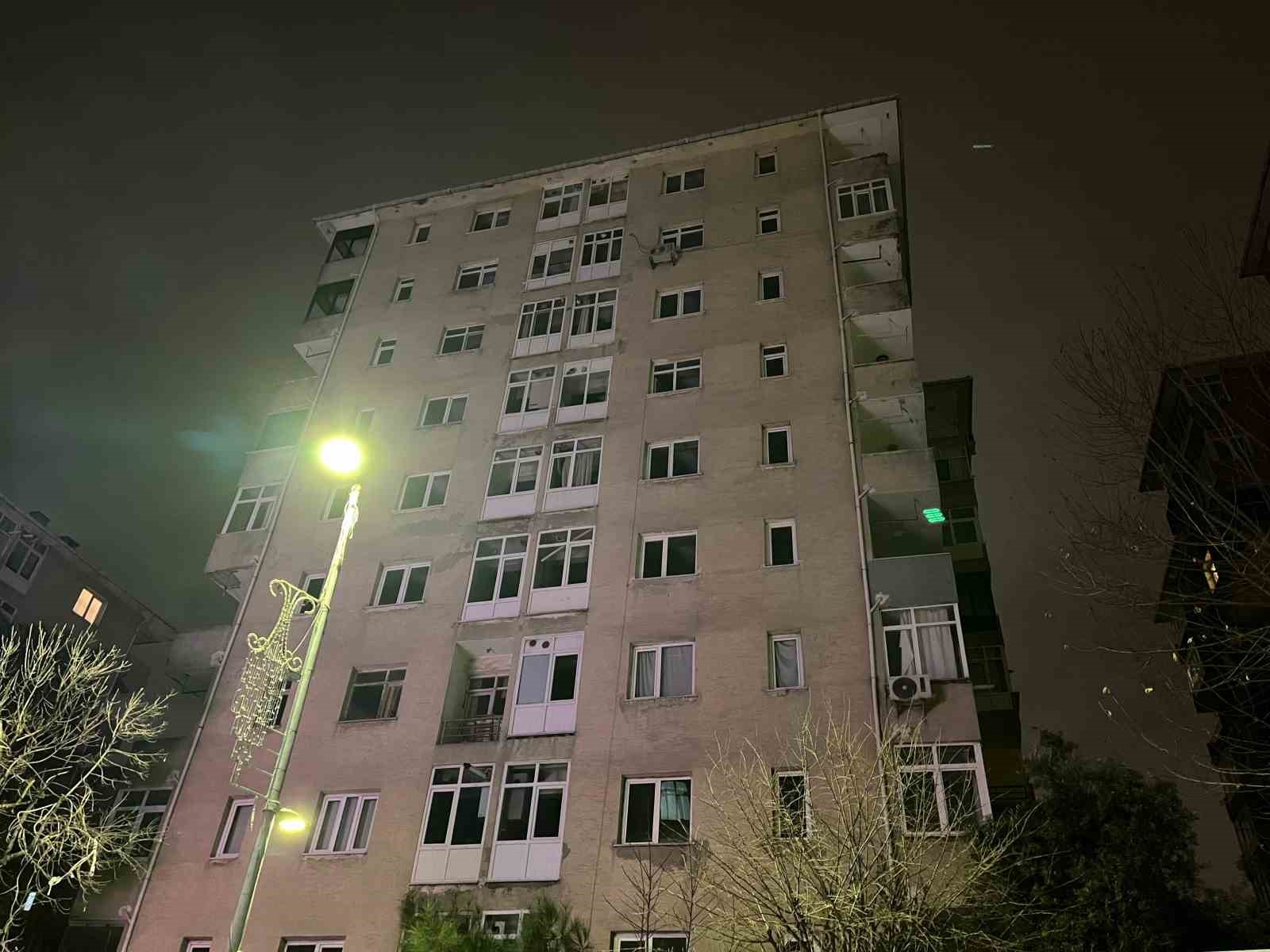 Küçükçekmece’de sitedeki 10 katlı riskli bina, mühürlenerek tahliye edildi