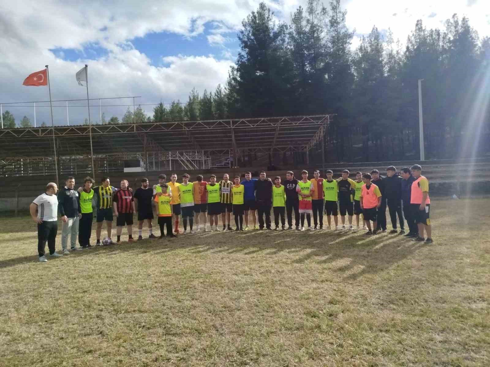 Beyağaçlı vatandaşlar ile polisler dostluk maçı oynandı