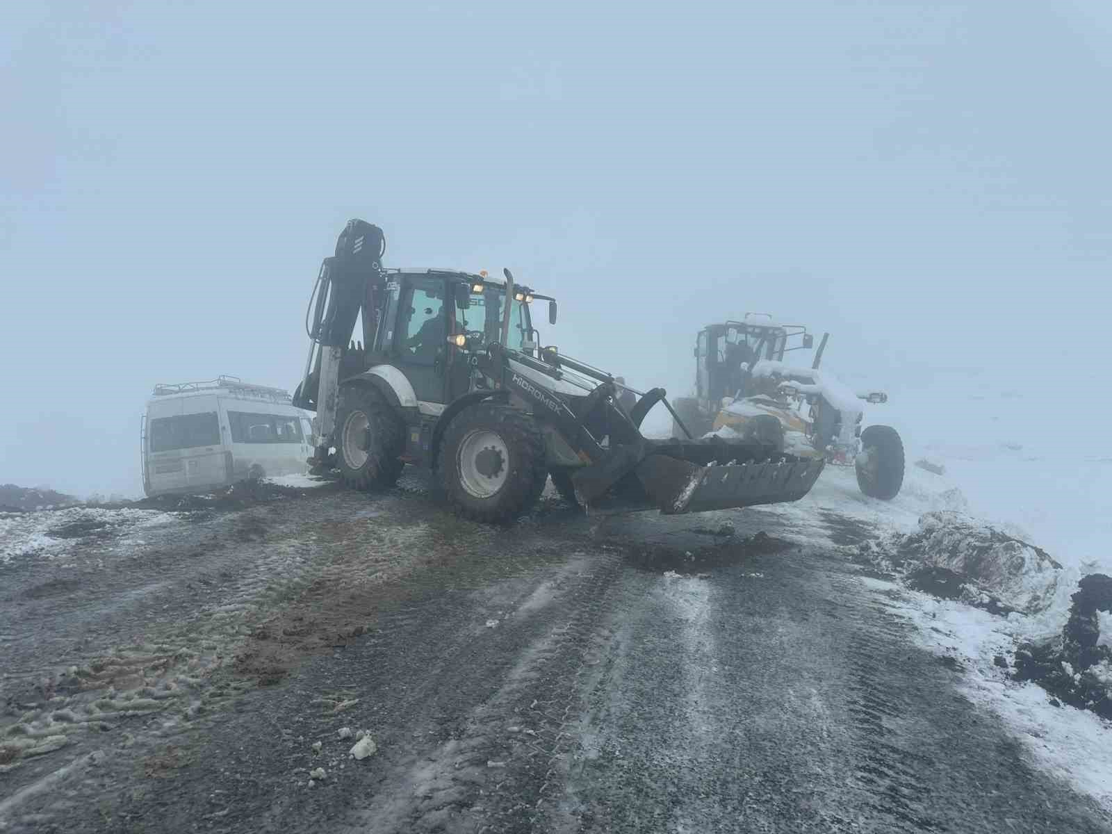 Iğdır’da yoğun kar yağışı: 57 köy yolu ulaşıma kapandı, şarampole devrilen minibüs kurtarıldı