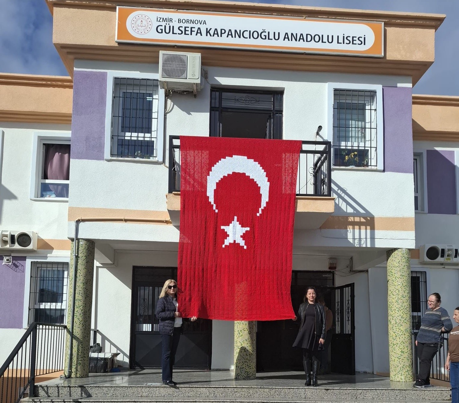 İlmek ilmek gurur: El emeği Türk Bayrağı göndere çekildi