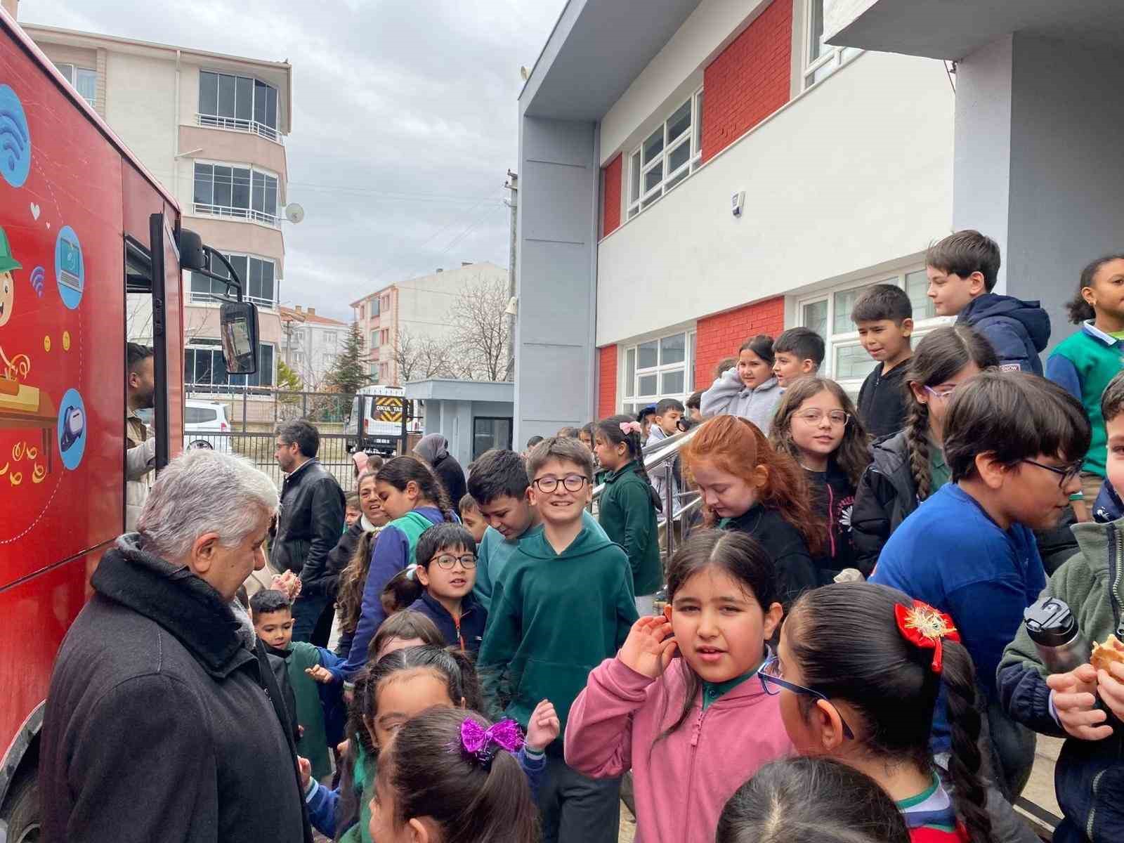 Gezici kütüphane Kırşehir’de 200 kitabı öğrenci ile buluşturdu