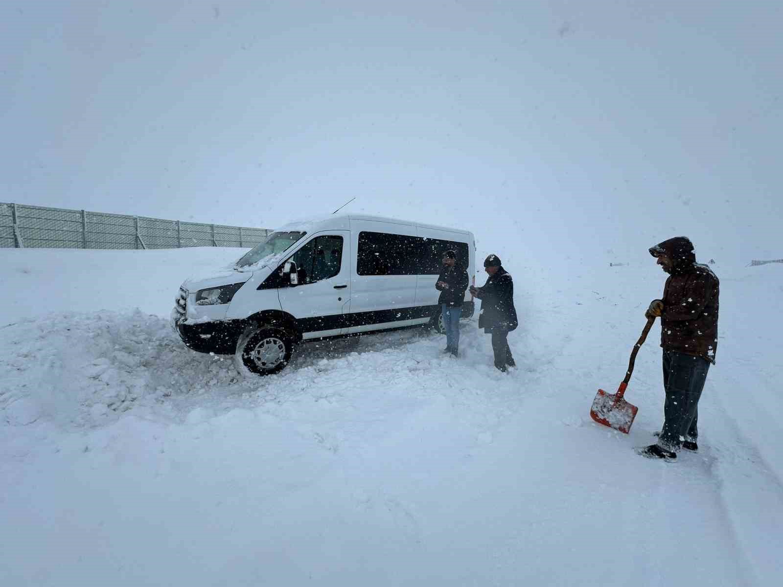 Erzurum’da kar yağışı ve tipi nedeniyle araçlar yolda mahsur kaldı