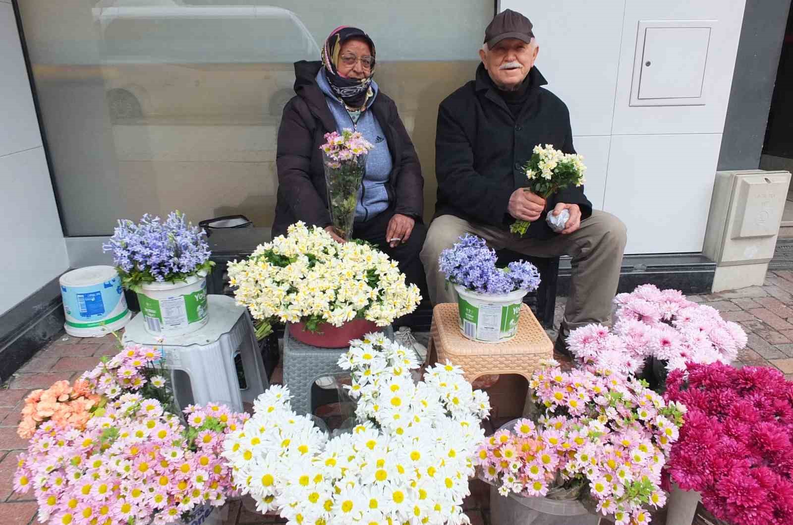 Burhaniye’ de çiçekçiler 14 Şubat’ı bekliyor