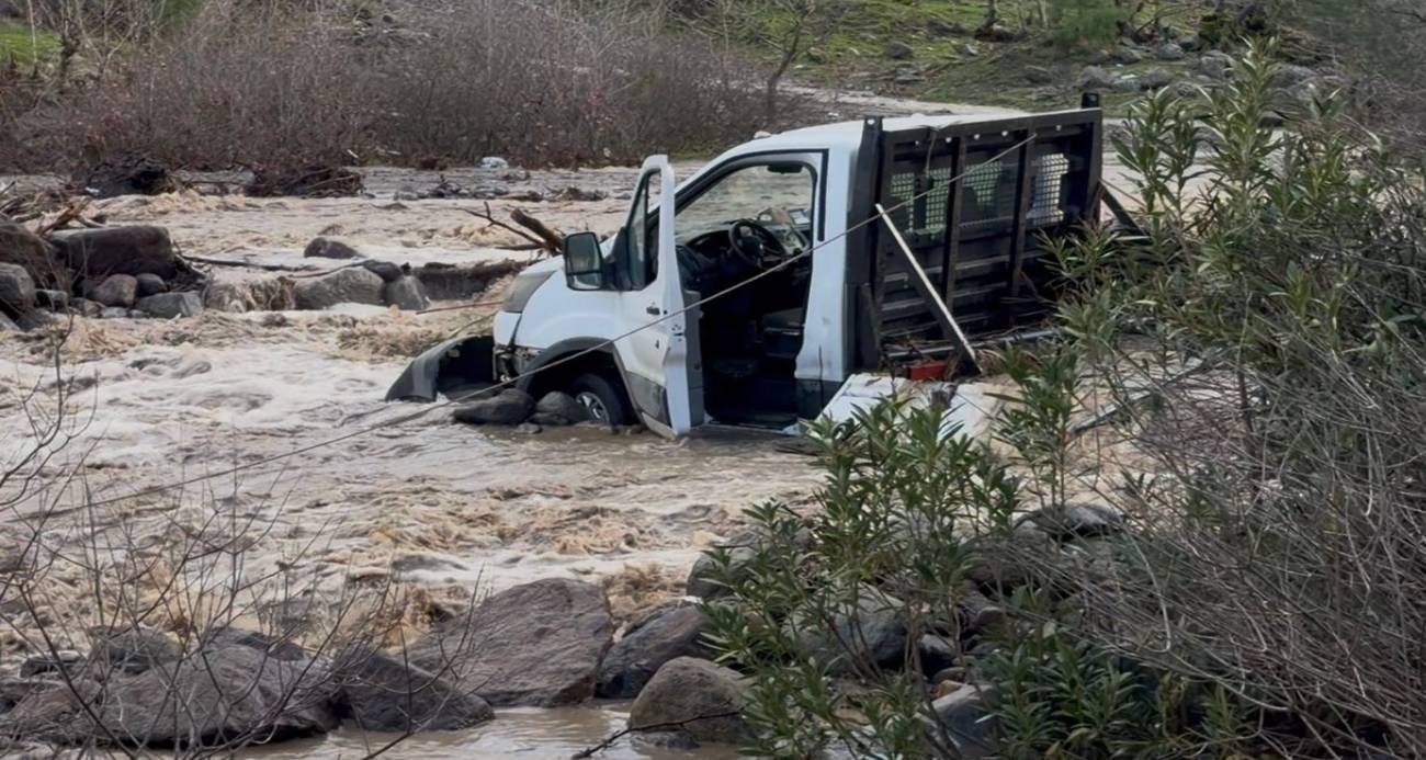İzmir’de derede mahsur kalan 3 kişi kurtarıldı