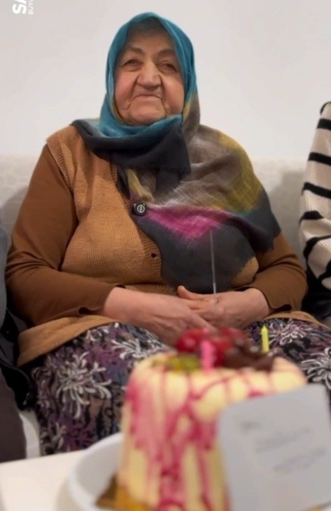 74 yaşında ilk defa doğum günü kutladı
