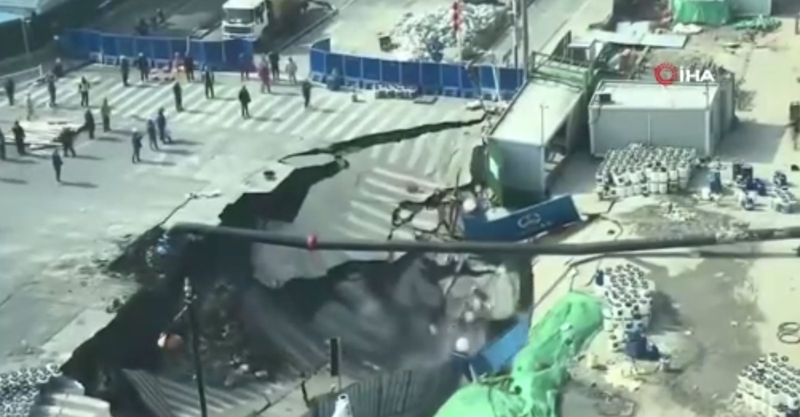 Çin'de metro inşaatı sırasında yol çöktü, dev çukur oluştu