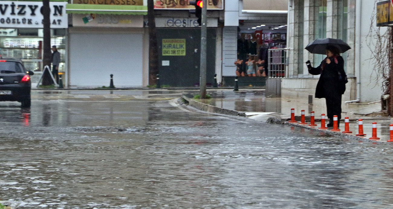 Antalya’da ’Sarı Kod’ uyarısı: Rögarlar taştı, telef olmuş dana kıyıya vurdu
