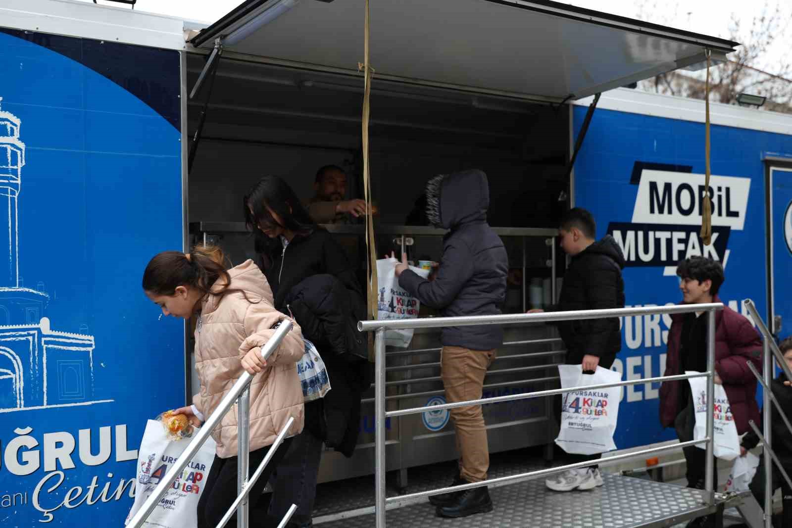 Pursaklar 4.Kitap Günleri’nde vatandaşlara çorba ikramı