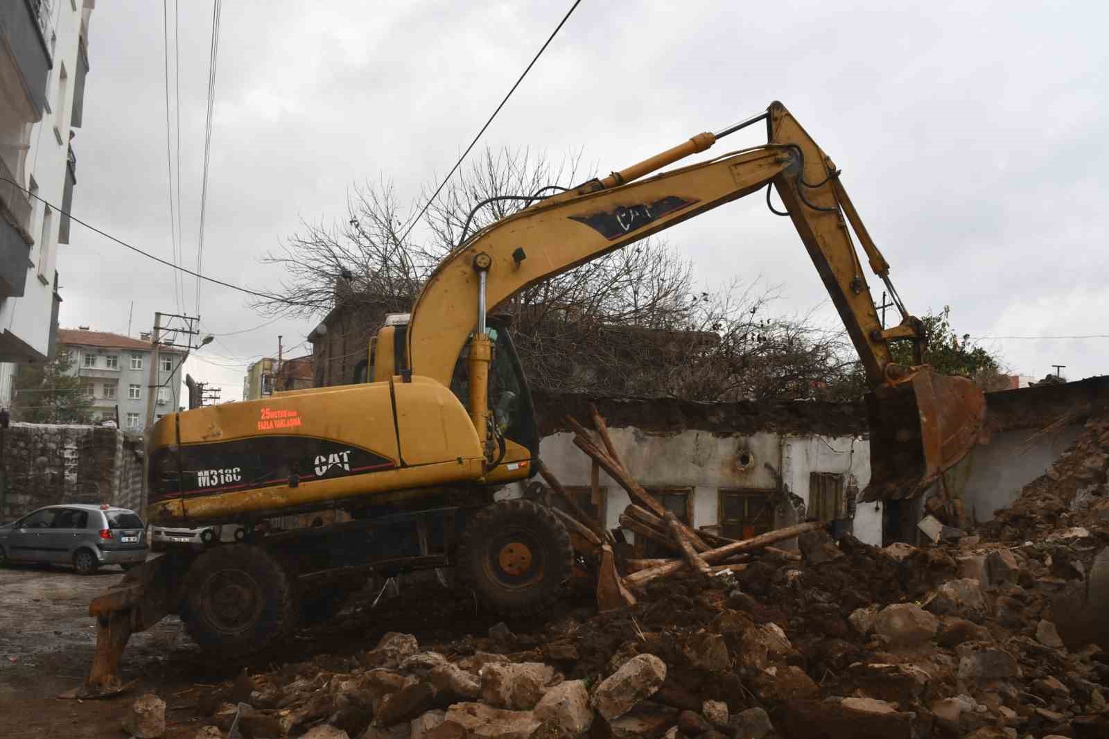 Siverek’te tehlike oluşturan metruk evler bir bir yıkılıyor