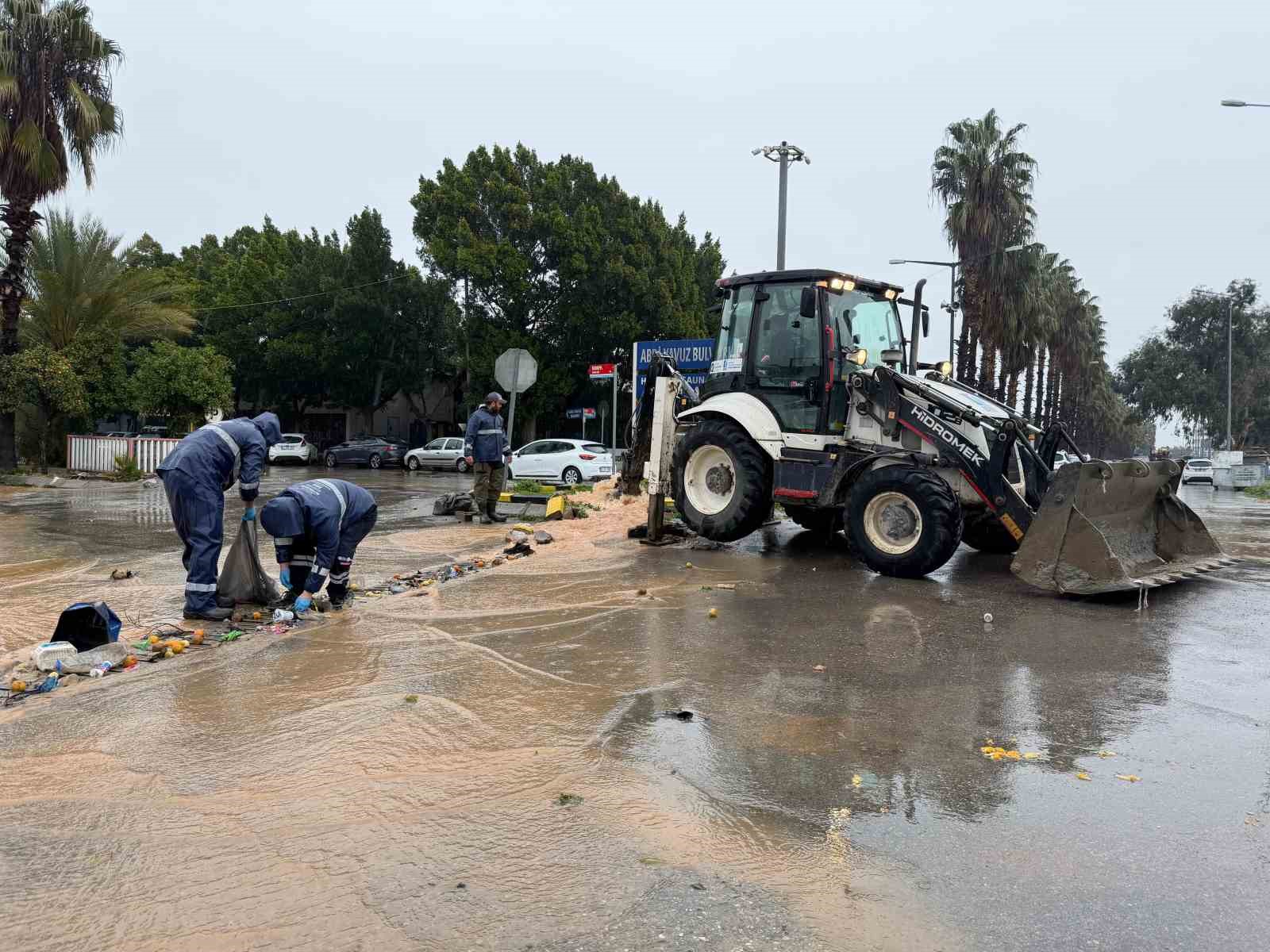 Büyükşehir ekipleri şiddetli yağışa karşı teyakkuz halinde