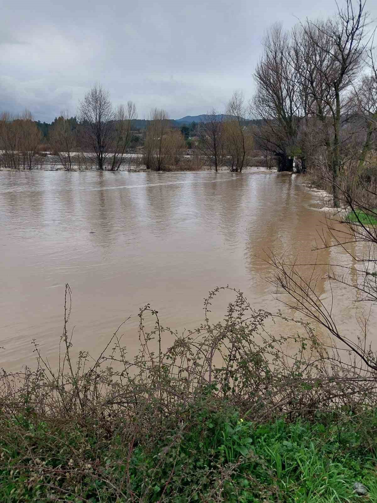 Denizli’de Akçay Deresi taştı, yol trafiğe kapandı