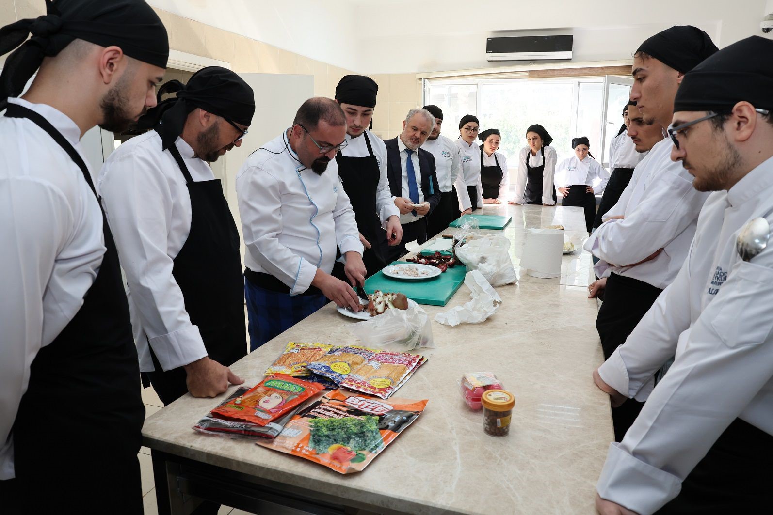 ALKÜ’lü öğrenciler Uzak Doğu mutfağını uzmanından öğreniyor