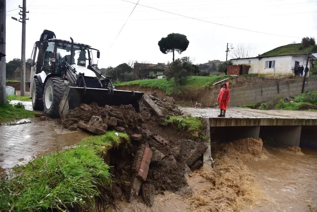 İncirliova Belediyesi’nden yağışa hızlı müdahale