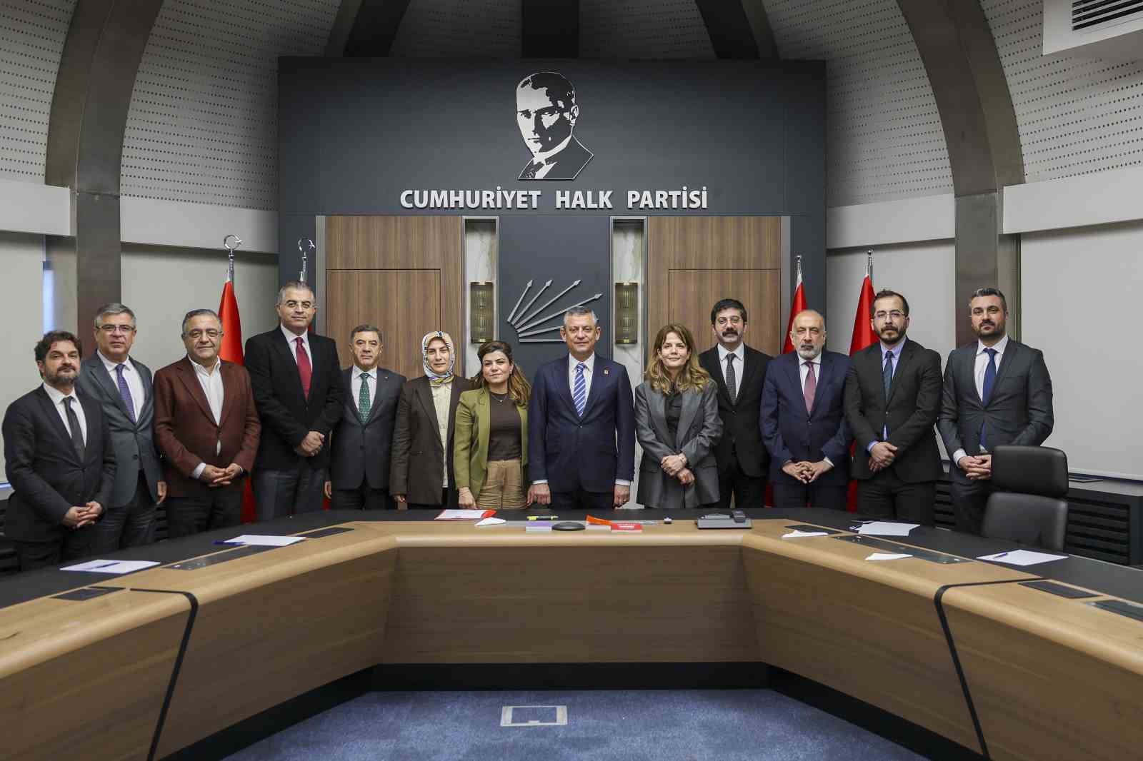 CHP Genel Başkanı Özel, Diyarbakır Kent Koruma ve Dayanışma Platformu temsilcileriyle bir araya geldi