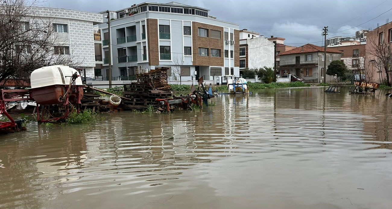 İzmir’de dere taştı, vatandaşlar çaresiz kaldı: 