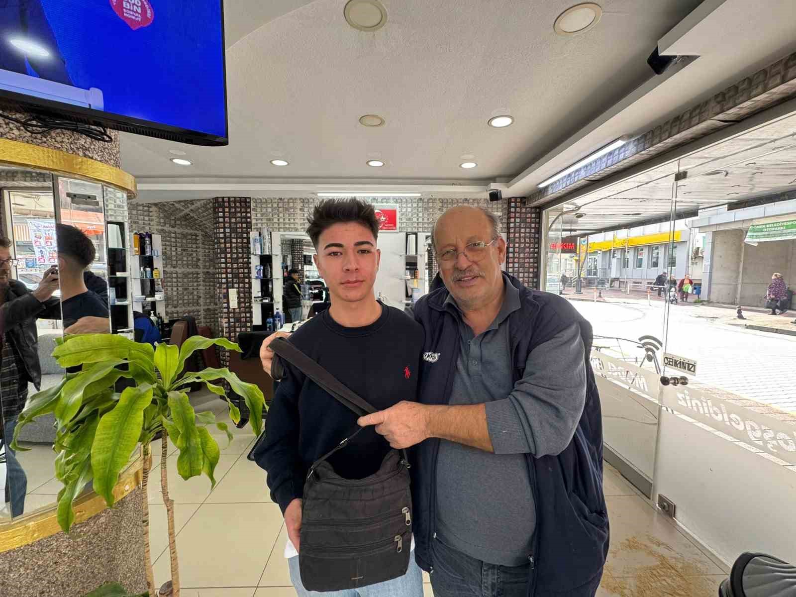 Bankadan emekli maaşını çekmişti, kaybolan çanta sahibine geri döndü