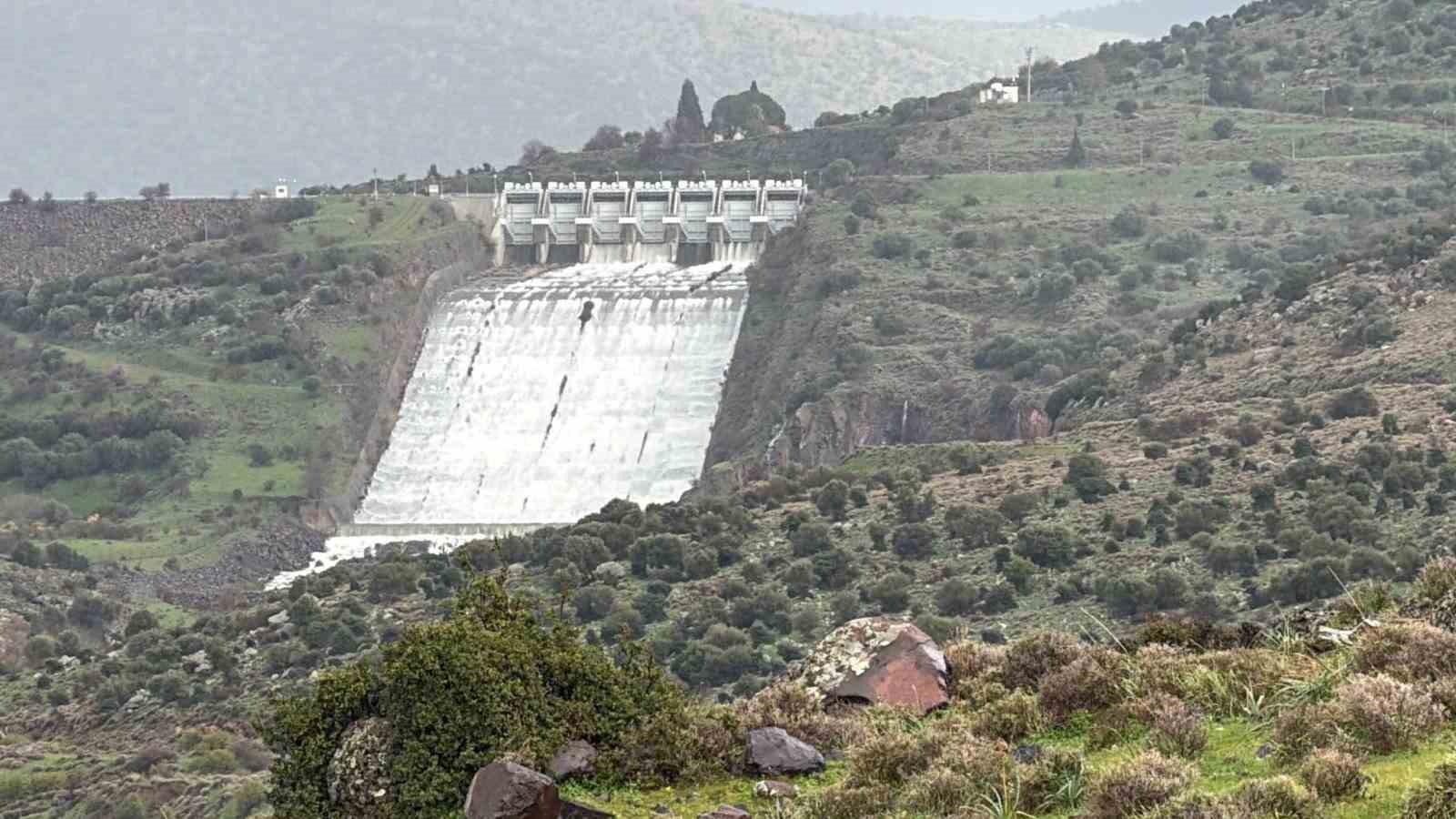 İzmir’de aşırı yağışlar sonrası barajlardan kontrollü su bırakılıyor