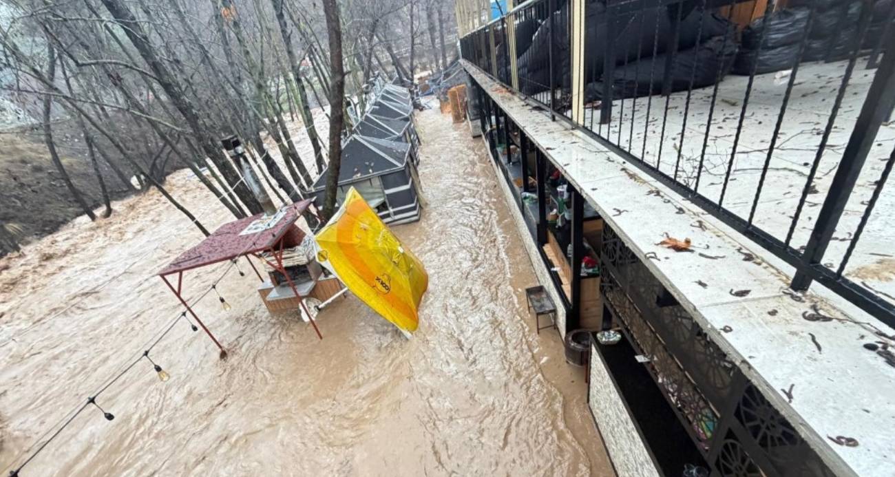 Sağanak Mersin’i vurdu: Dereler taştı, restoran sular altında kaldı