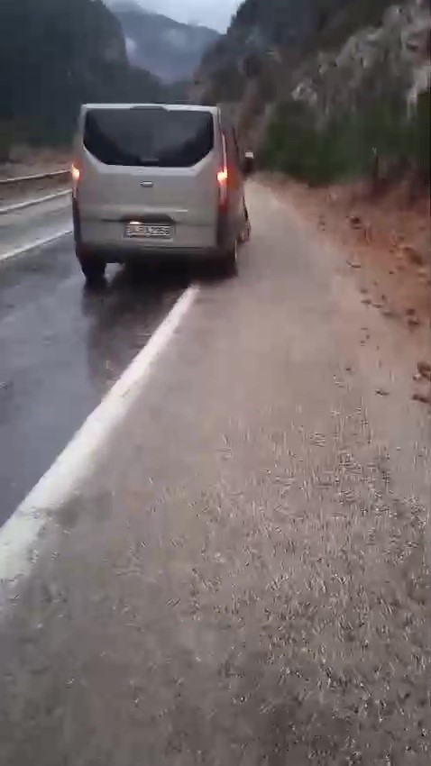 Yine aynı yer: 4 öğretmene mezar olan Tırtat mevkiinde kayalar düşmeye devam ediyor