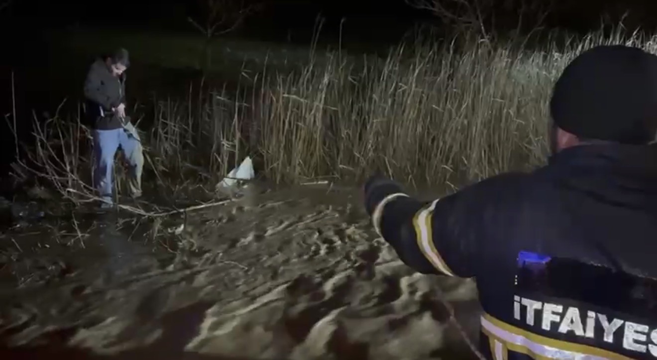 Adıyaman’da sele yakalanan araç suya gömüldü