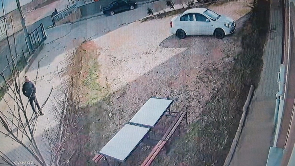 Uçan çatının altında kalmaktan saniyelerle kurtuldu