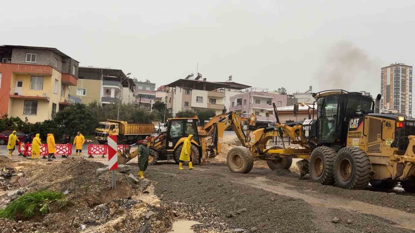 Tarsus’ta sağanak yağışlara ekipler anında müdahale etti