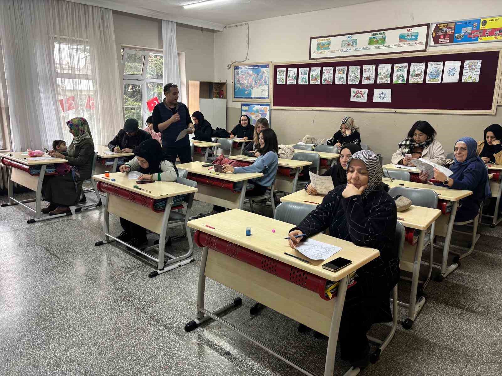 İlkokulda veliler kitap okuma yarışmasında ter döktü