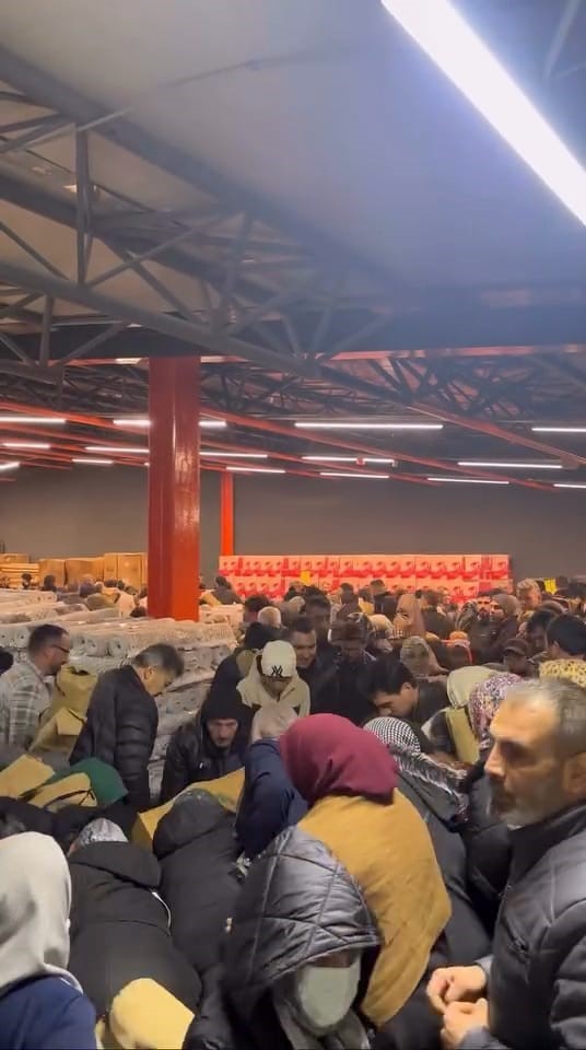 100 TL’lik indirim izdihamı: Birbirlerini ezdiler