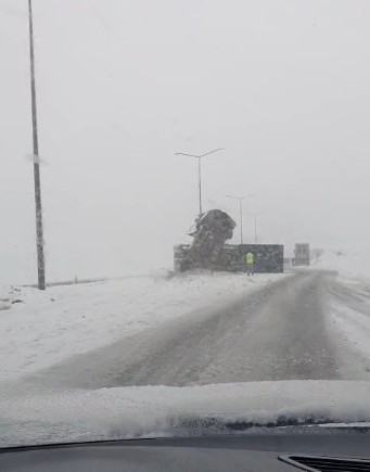 Bitlis’te kontrolden çıkan tır yan yattı