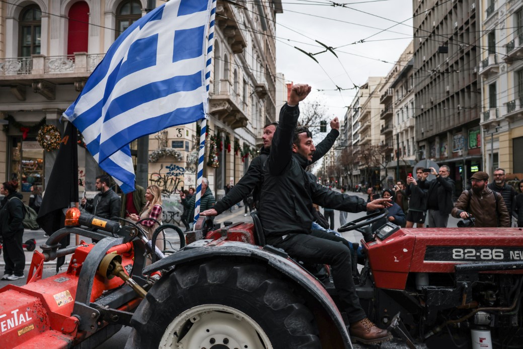Atina’da çiftçilerden, parlamento binası önünde traktörlü protesto