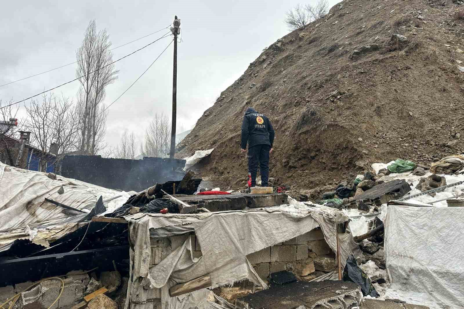 Çatak’ta tandır evi çöktü: Babaanne ile torunu yaralandı
