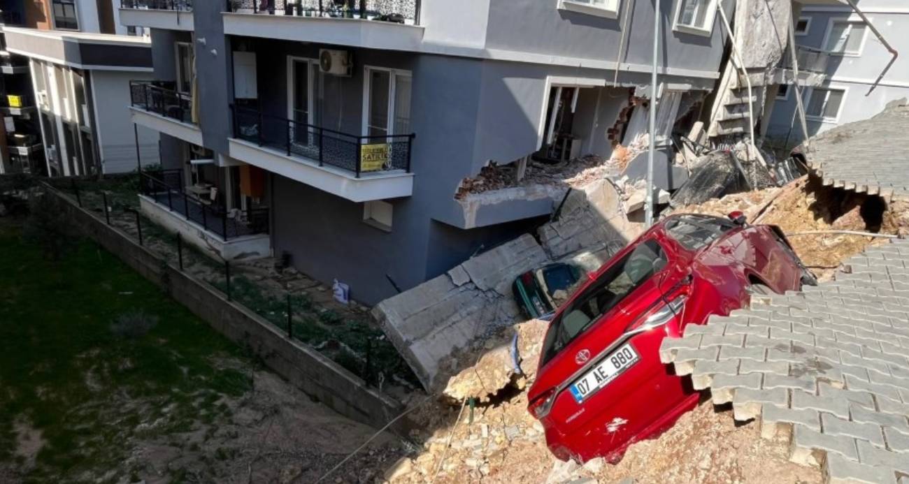 Menemen’de istinat duvarı çöktü: 151 kişi tahliye edildi