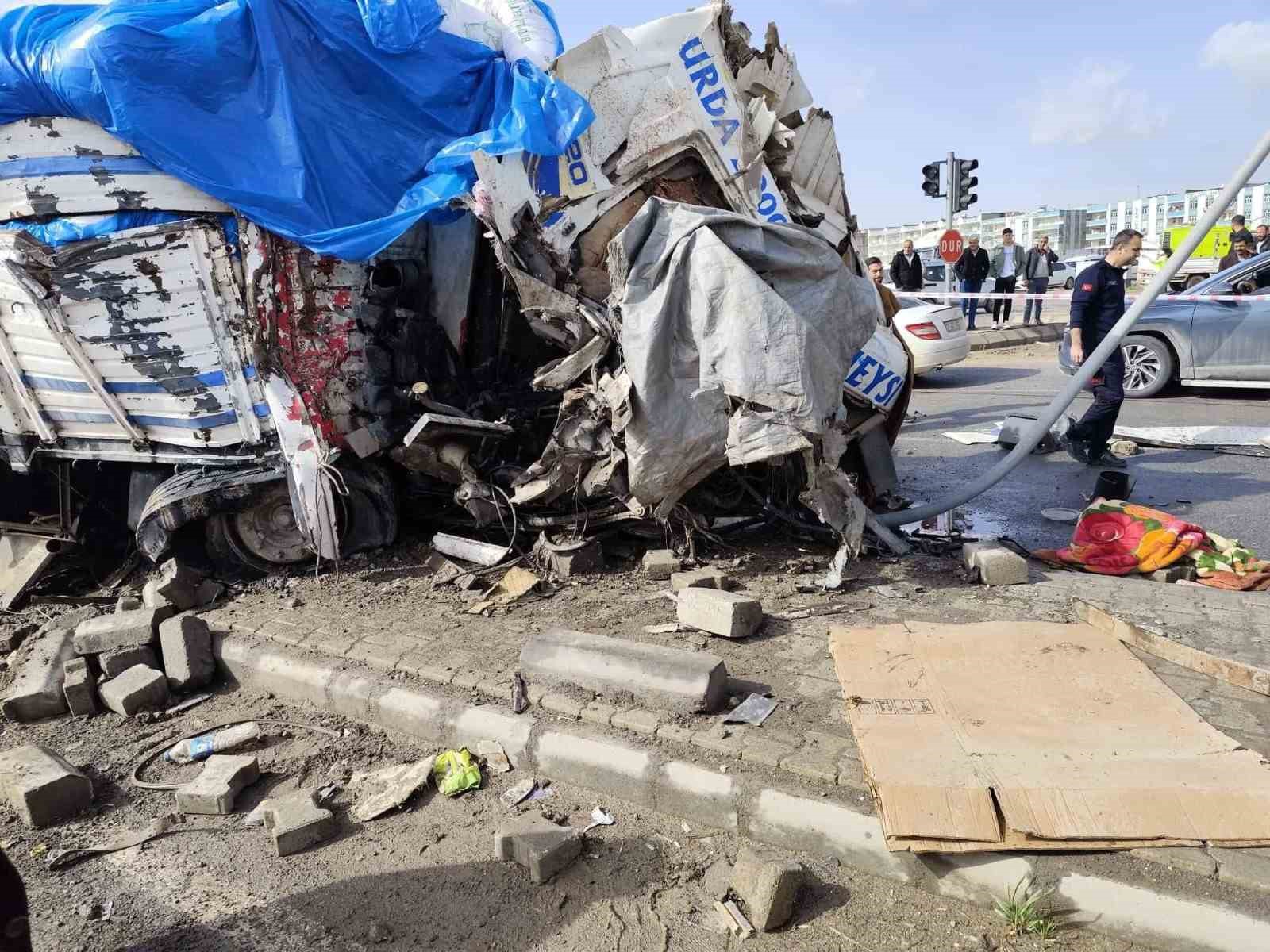 Şanlıurfa’da freni patlayan kamyon araçların arasına daldı: 1 ölü, 3 yaralı