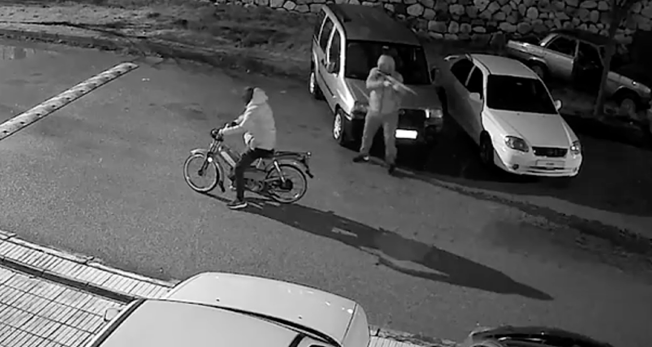 Motosikletli saldırganlar aynı iş yerini ikinci kez kurşun yağmuruna tuttu: O anlar kamerada